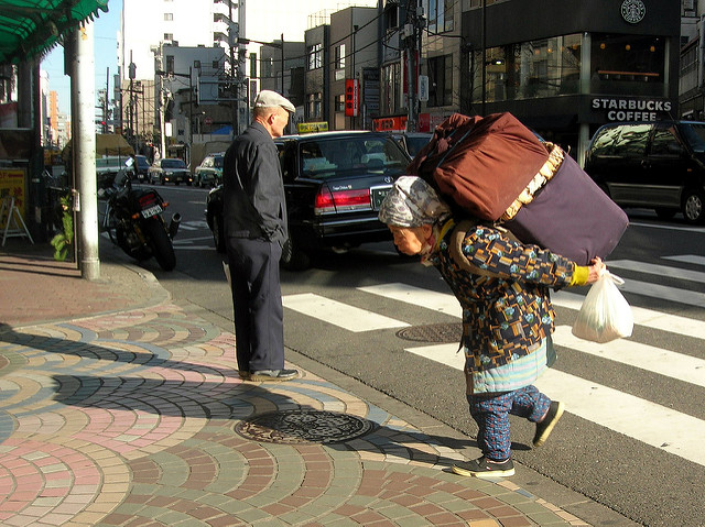 Eine älte­re Frau in Japan.
