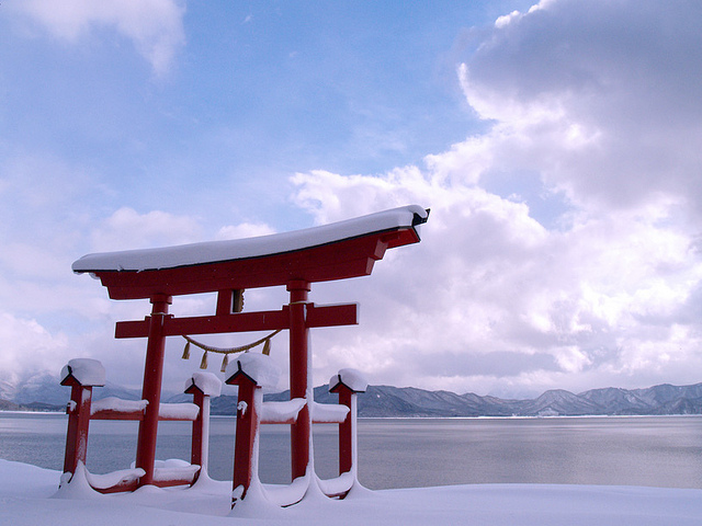 Das Torii am Tazawa-See in der Präfektur Akita.