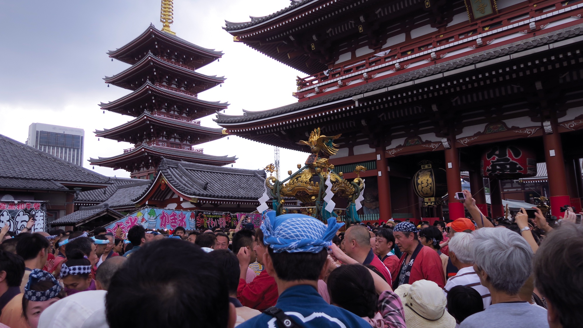 Ein Mikoshi wird durch das Sensōji-Tempelareal getragen.