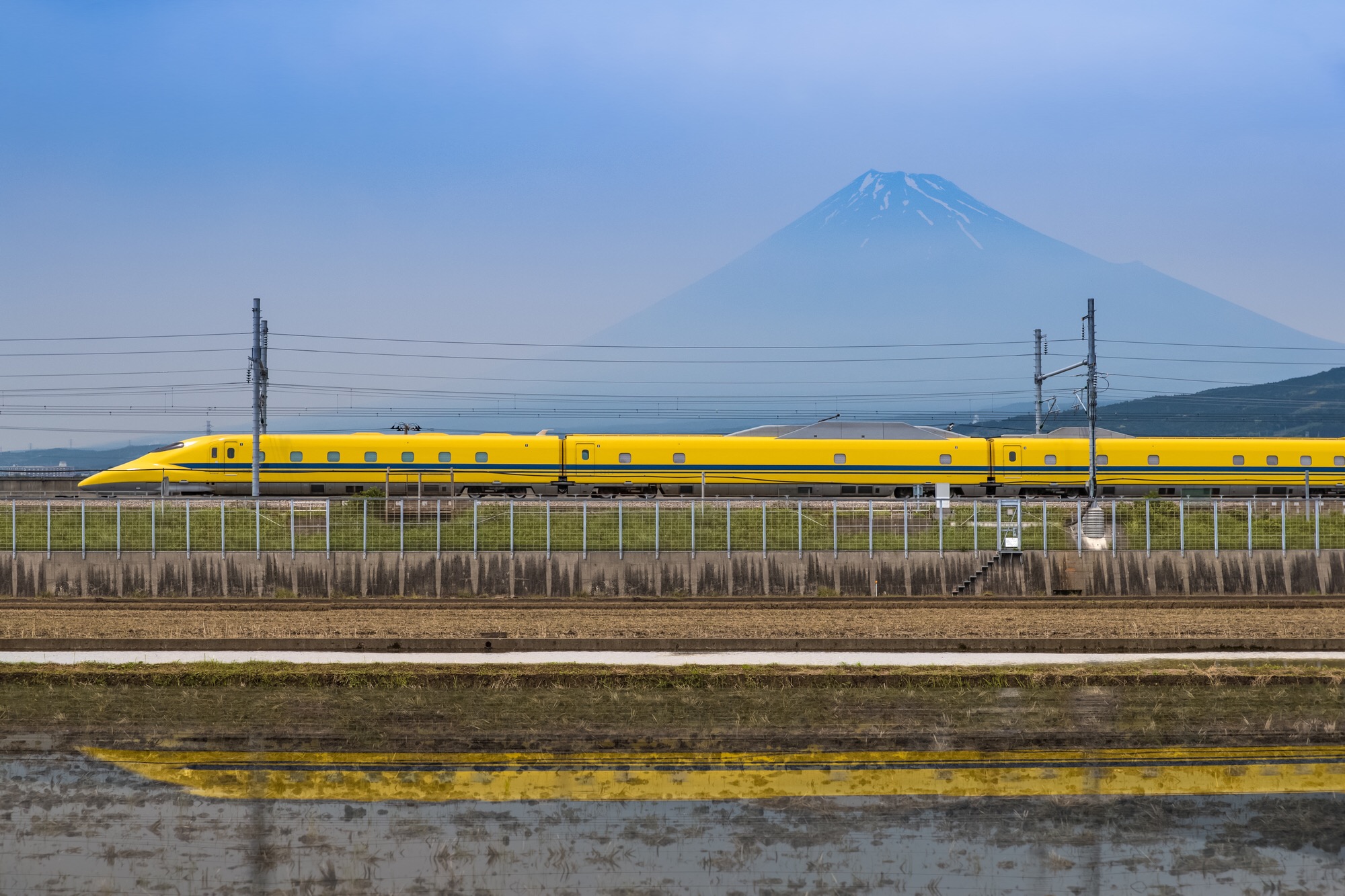 Der gelbe Shinkansen und der Fuji.