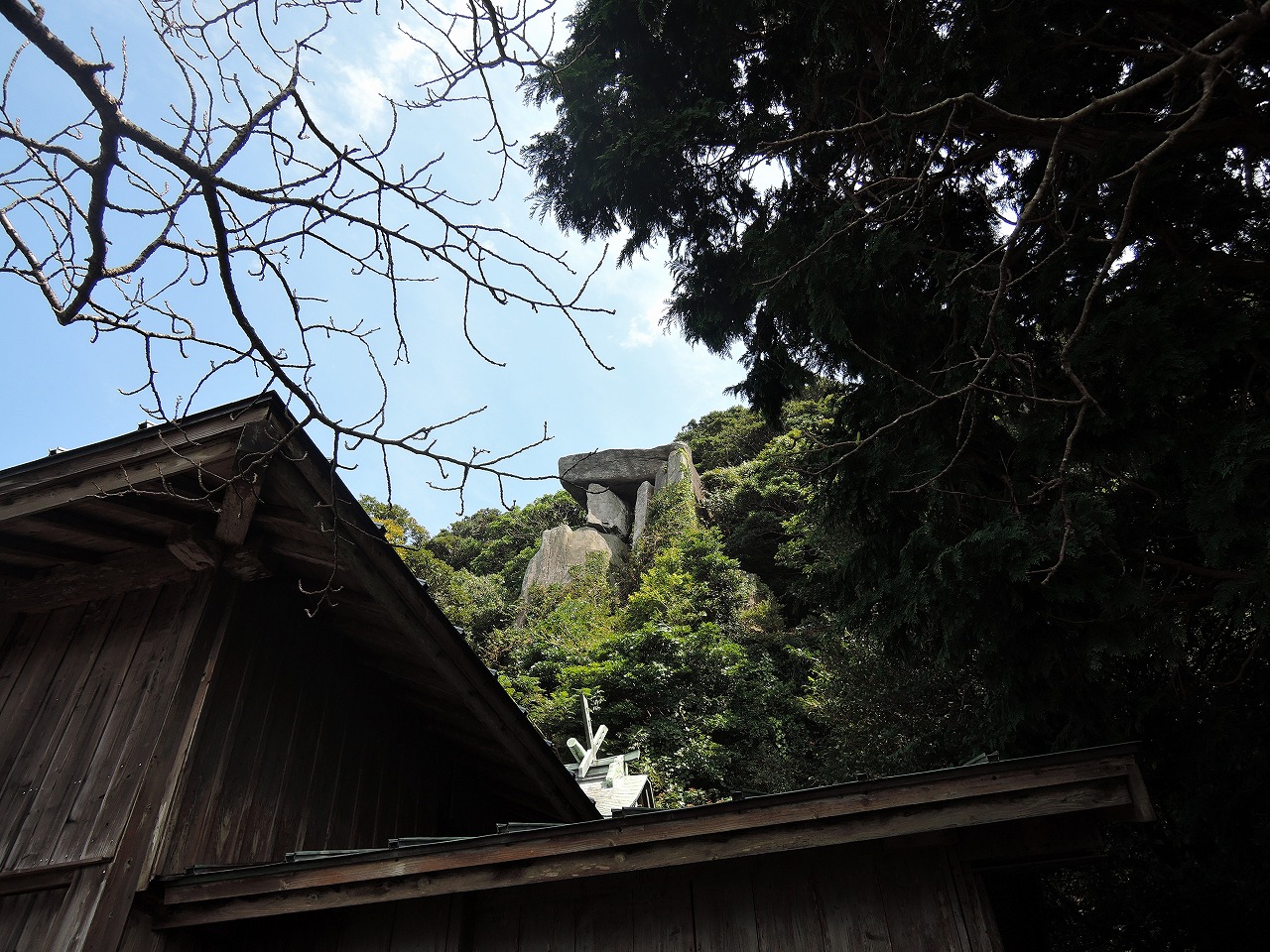 Der Okinokōjima-Schrein und die Felsformation.