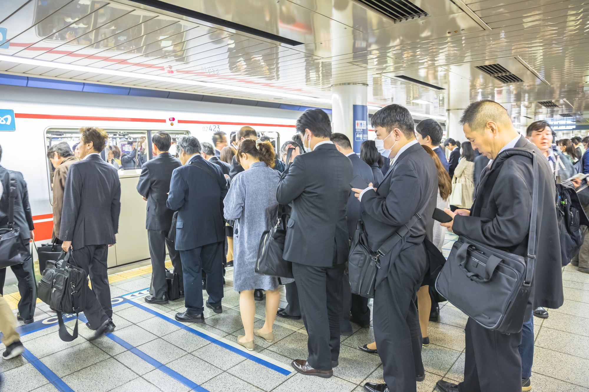 Warten auf die Marunouchi-Metro-Linie in Tokio.