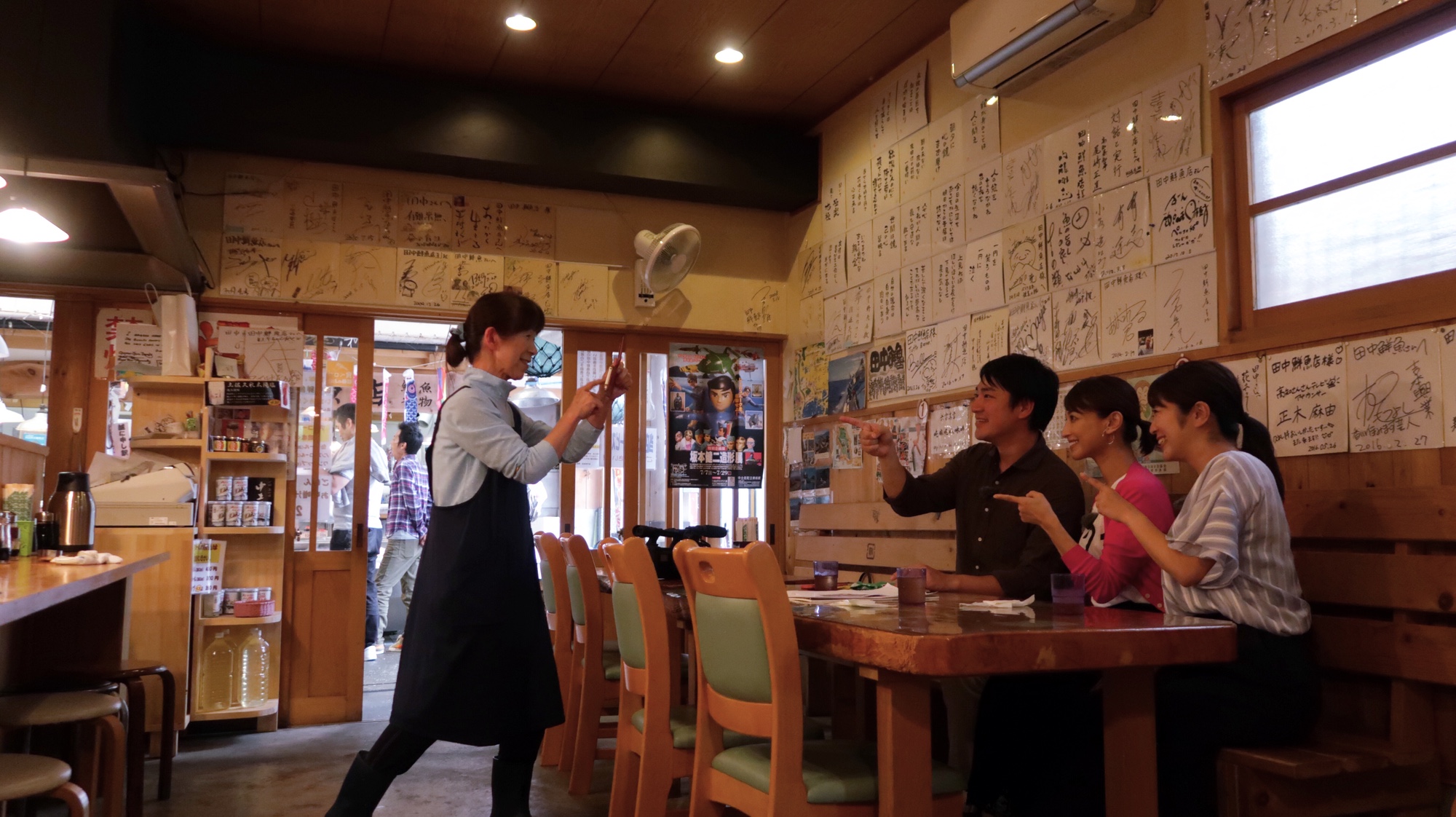 Auch das Morgenfernsehen ist im Restaurant von Herrn Tanaka.