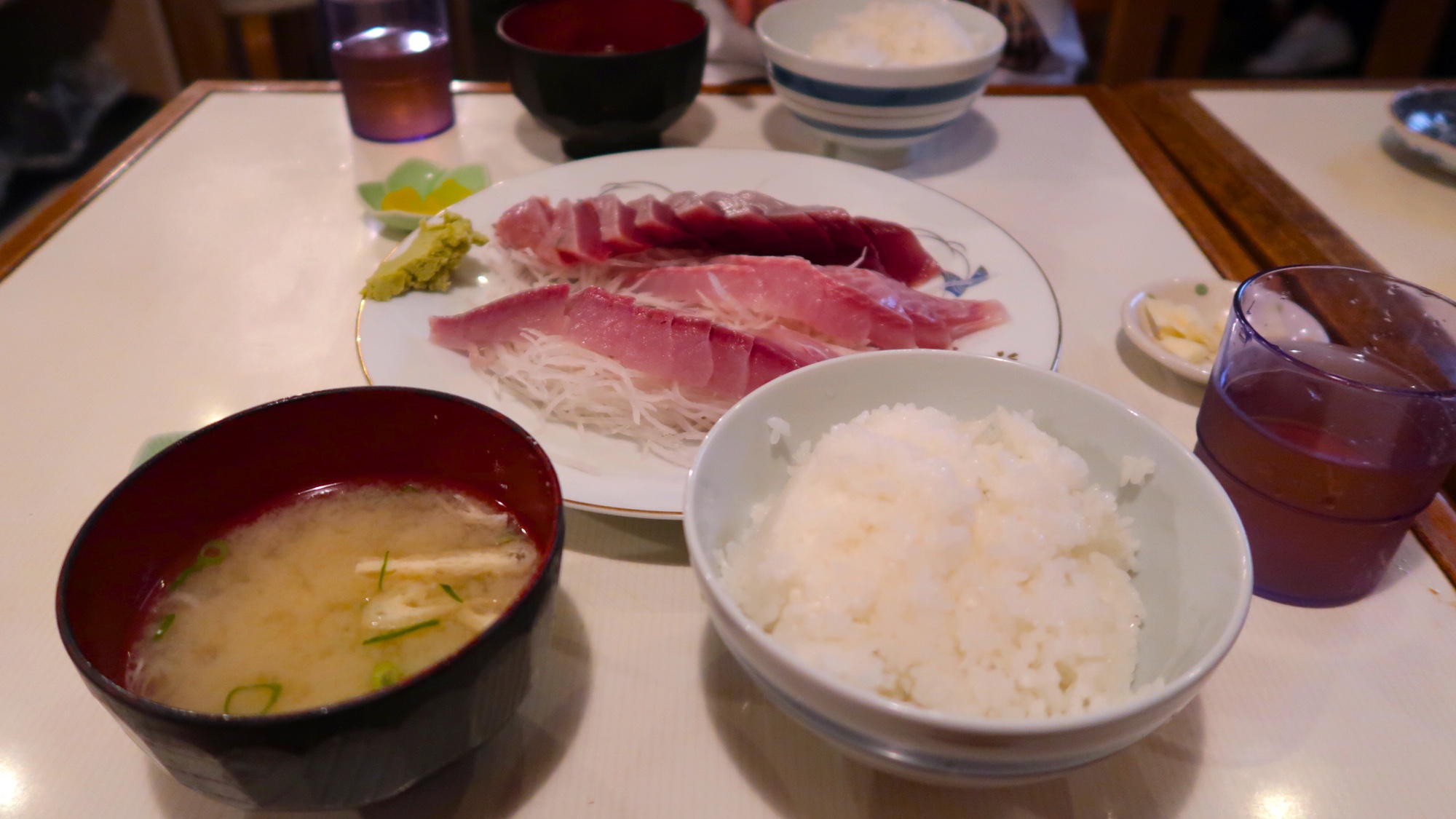 Bonito-Sashimi, eine Miso-Suppe und Reis.