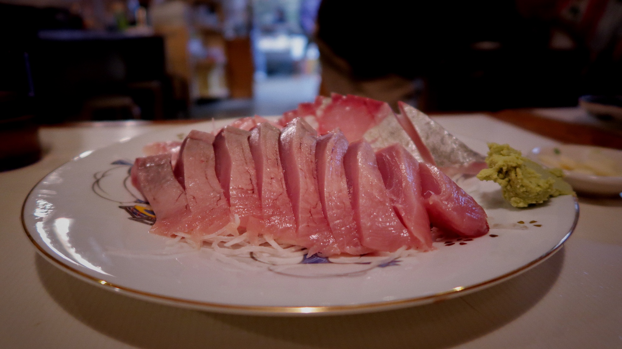 Der Fisch wird gleich als Sashimi gegessen.