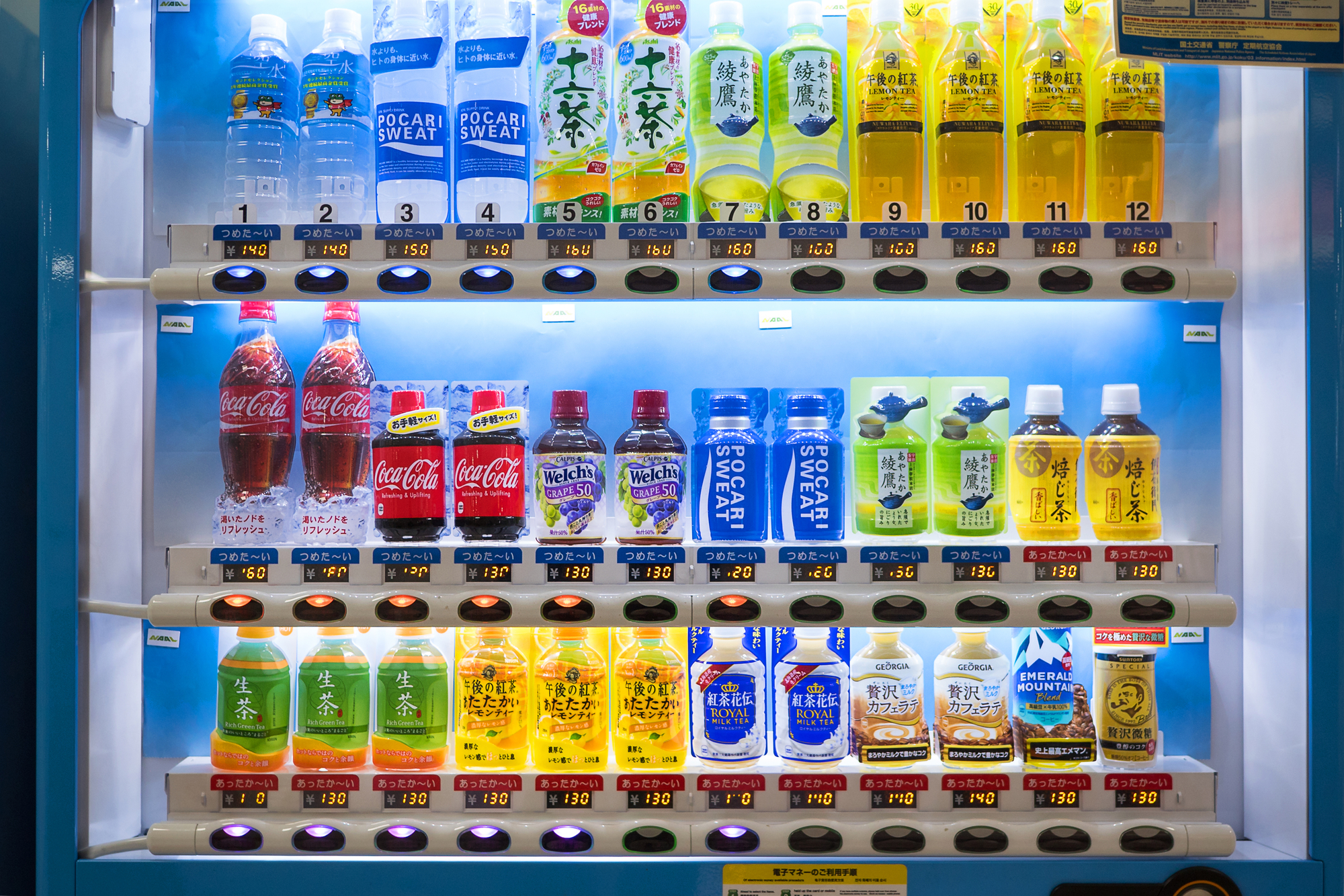 Jeder Automat bietet eine Vielzahl an ungezuckerten Getränken in Japan.