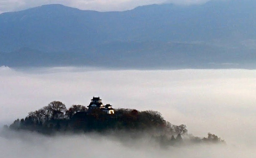 Die Burg Ōno an einem perfekten Morgen.