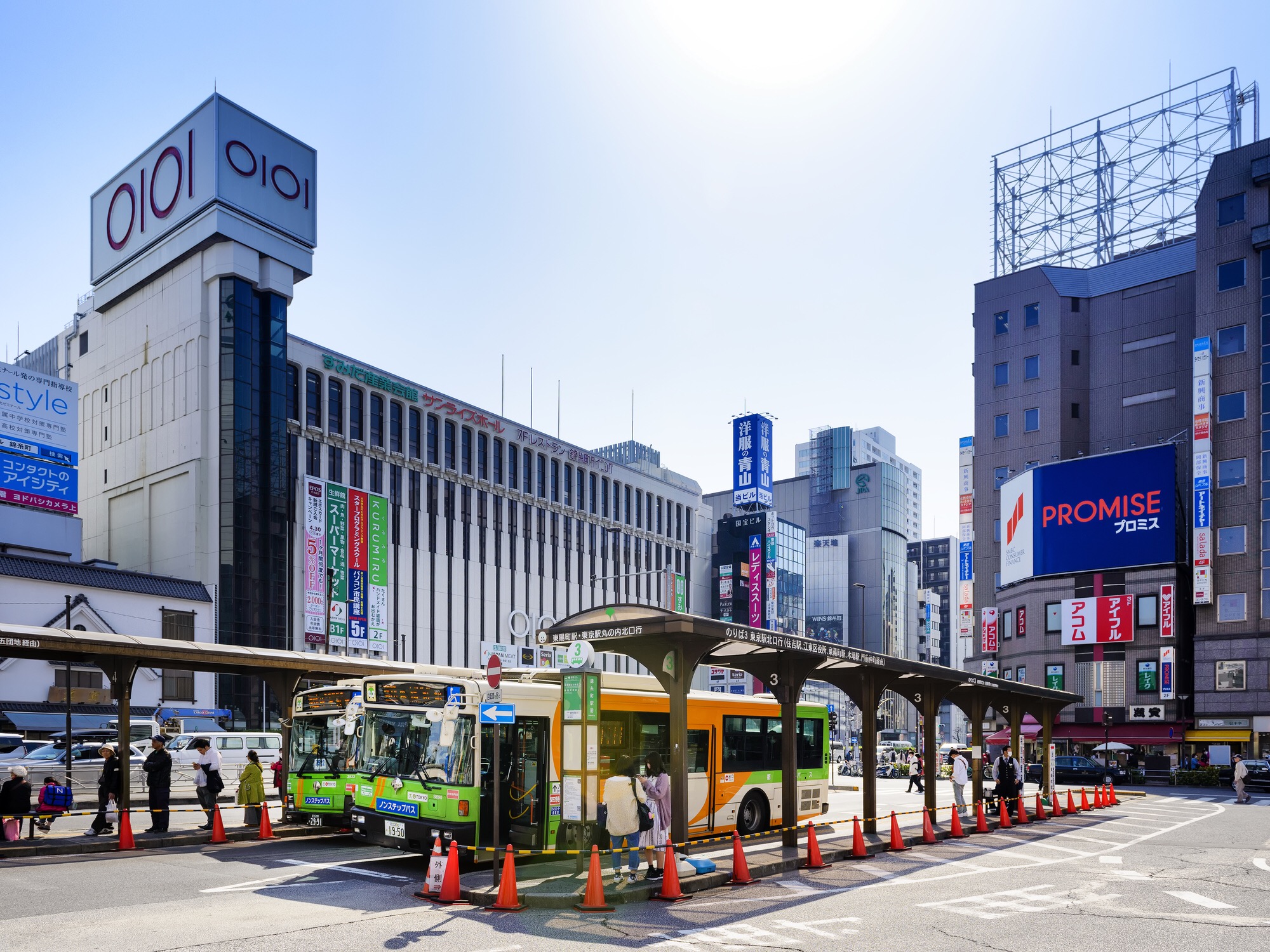 Die Busstation beim Bahnhof Kinshichō in Tokio.