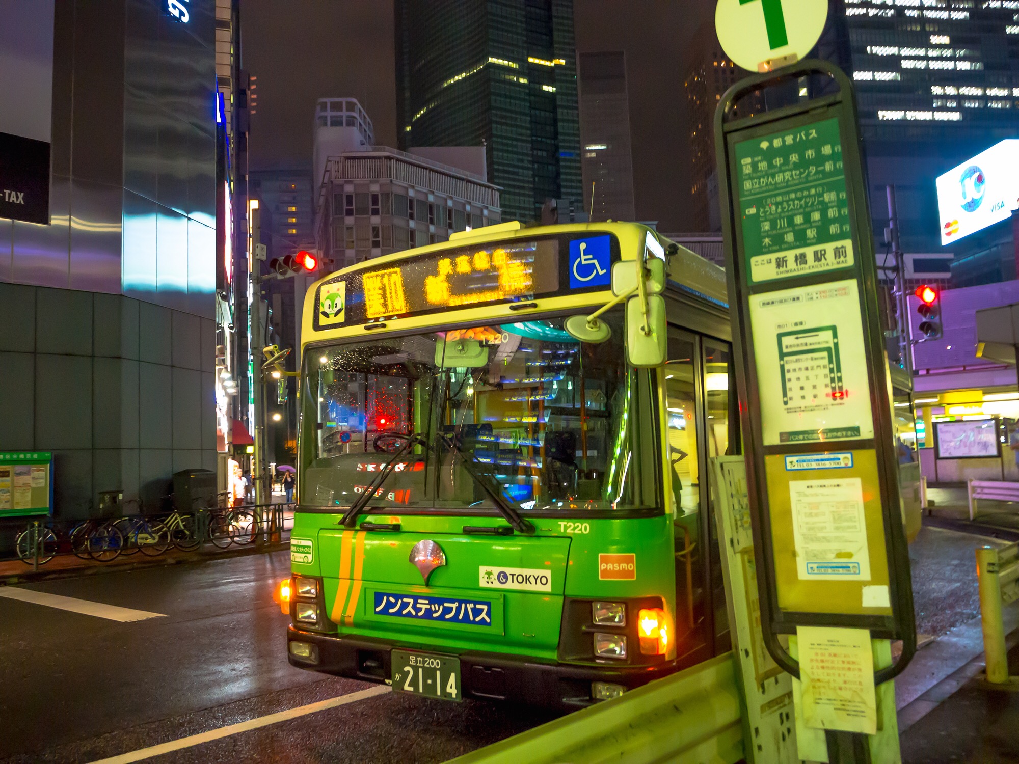 Eine Busstation vor dem Bahnhof Shimbashi in Tokio.