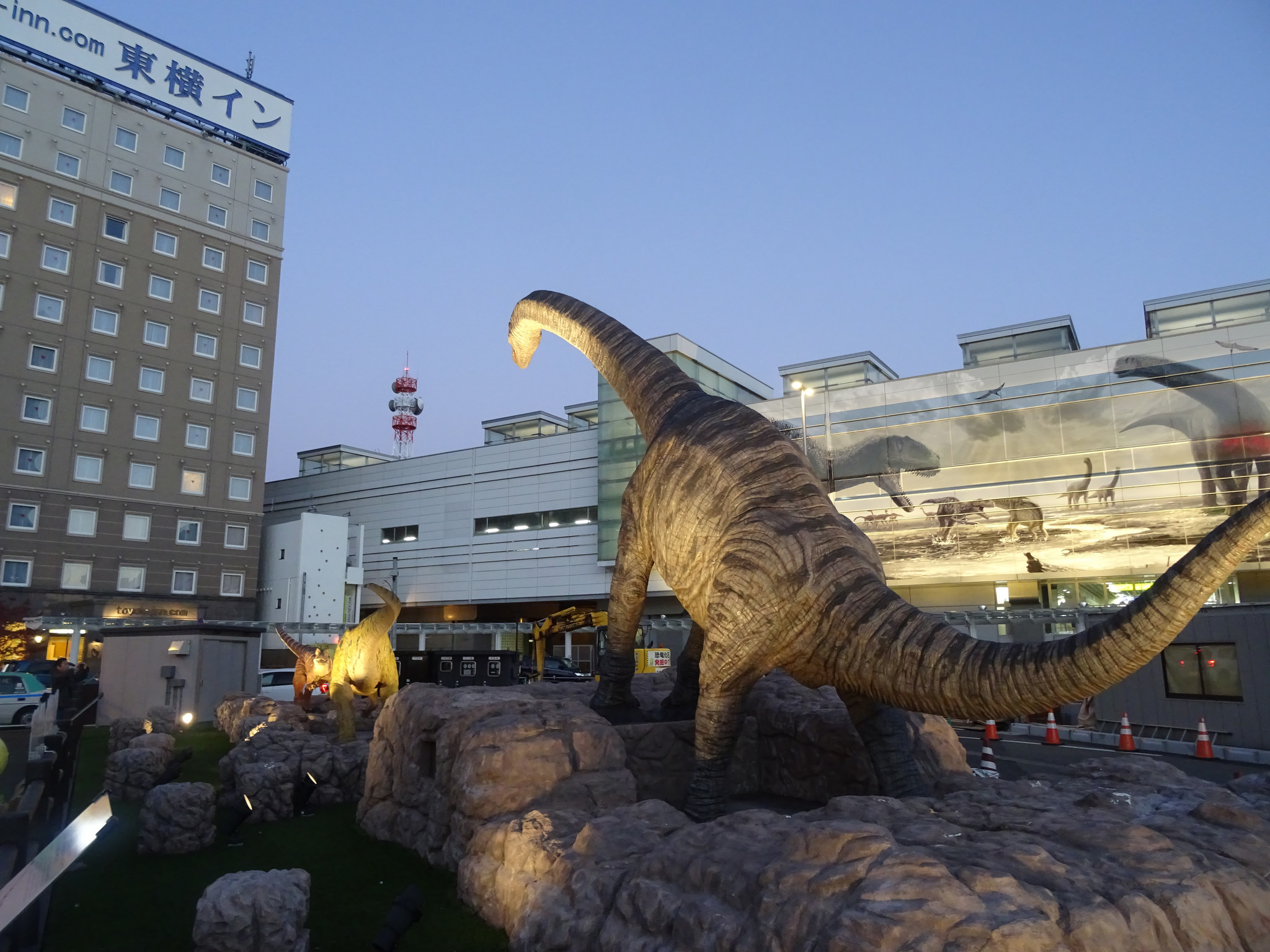 Vor dem Bahnhof Fukui. Die Stadt hat auch ein Dinosaurier-Museum.