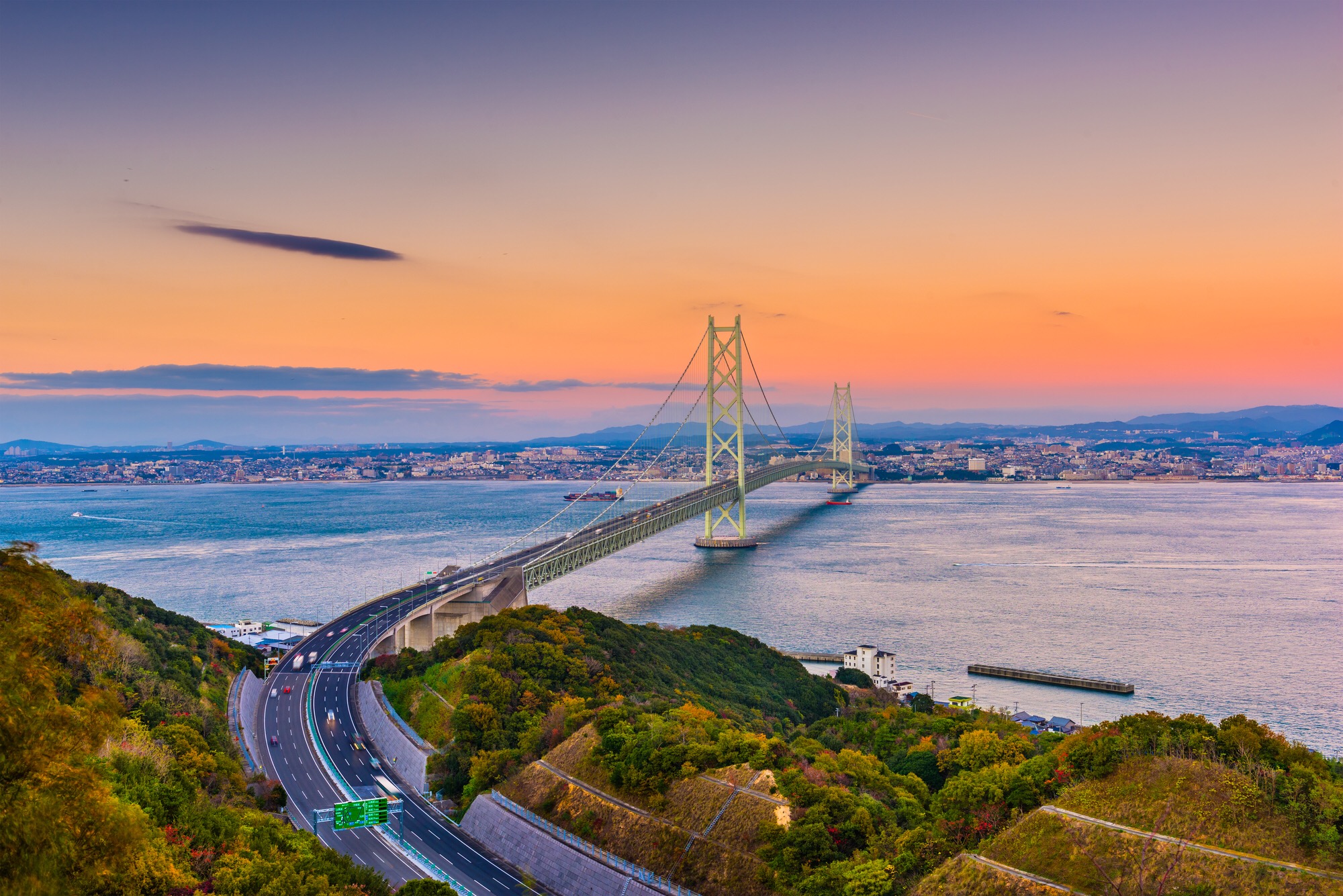 Die Akashi-Kaikyo-Brücke verbindet die  Hauptinsel Honshu mit der Insel Awaji.