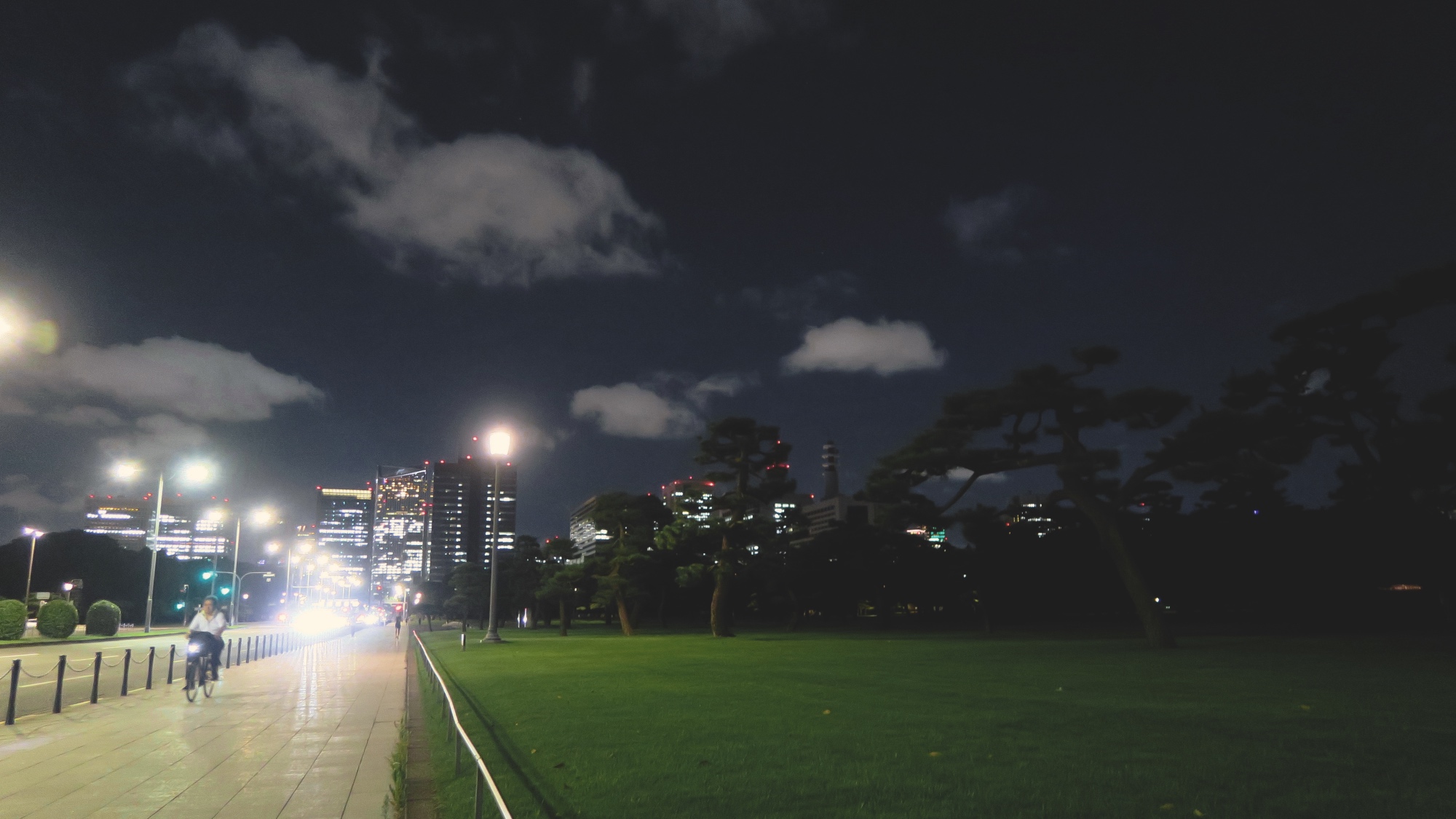 Die Kōkyo-Gaien-Anlage in der Nacht: Einzig die Strassenlichter erhellen den Ort ein bisschen.