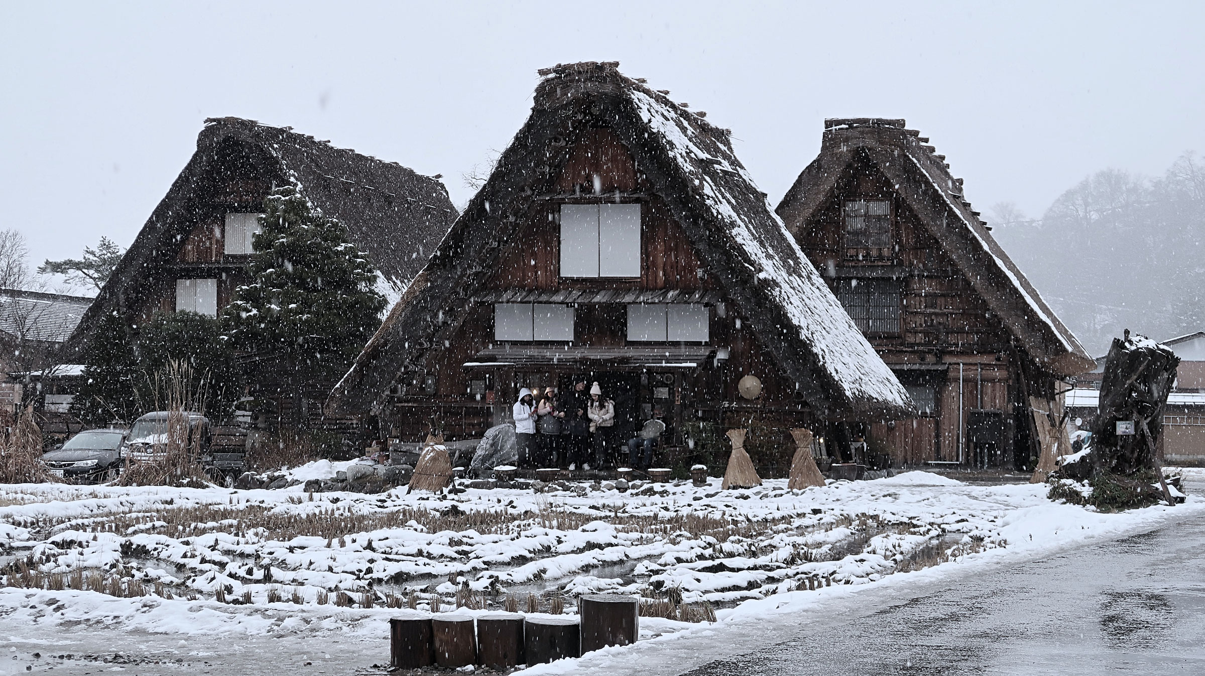 Die Strohdach-Häuser bieten einen natürlichen Schutz gegen die grossen Schneemengen.