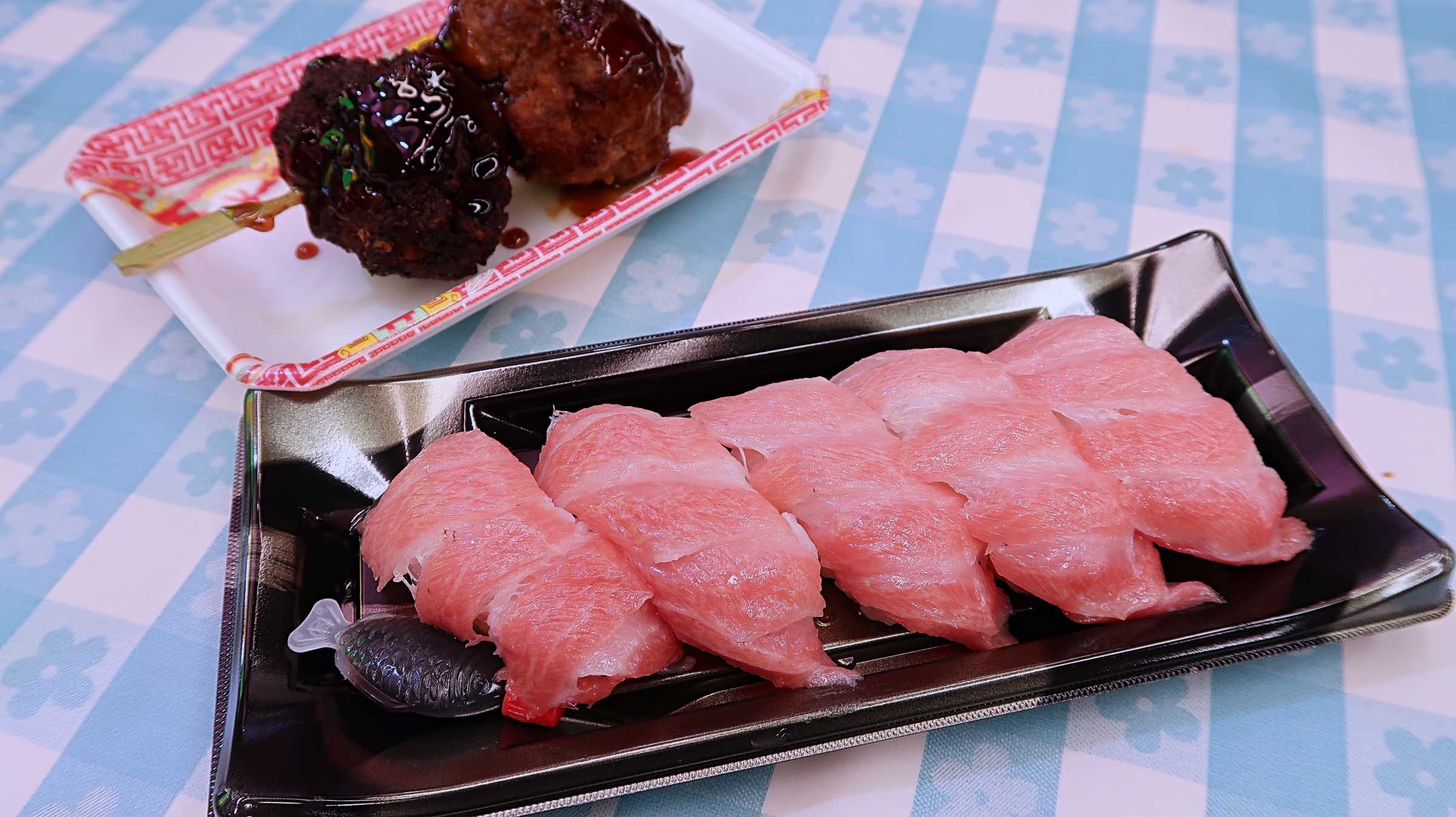 Toro-Sushi und ein Fleischklösschen.