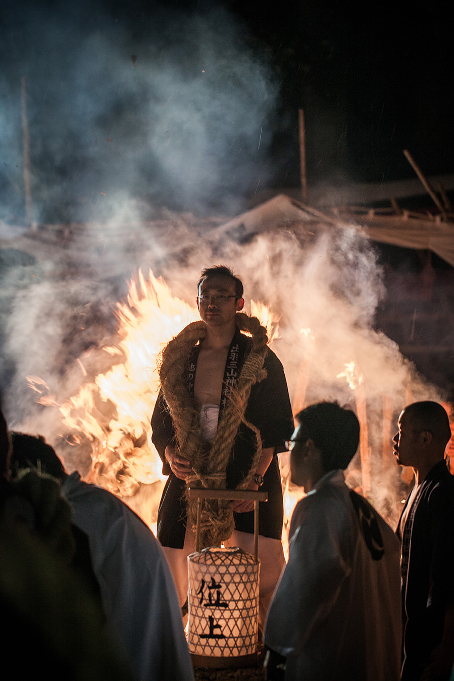 Bei der Zeremonie Shoreisai zu Silvester werden riesige Bündel aus Stroh in Brand gesteckt und von zwei Teams mit je hundert Einheimischen gezogen, um einen Pfahl anzuzünden.