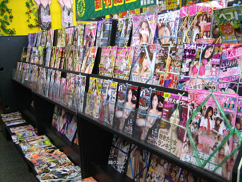 Bislang in jedem japa­ni­schen Mini­markt ersicht­lich: Eine rie­si­ge Aus­wahl an Erotikmagazinen.