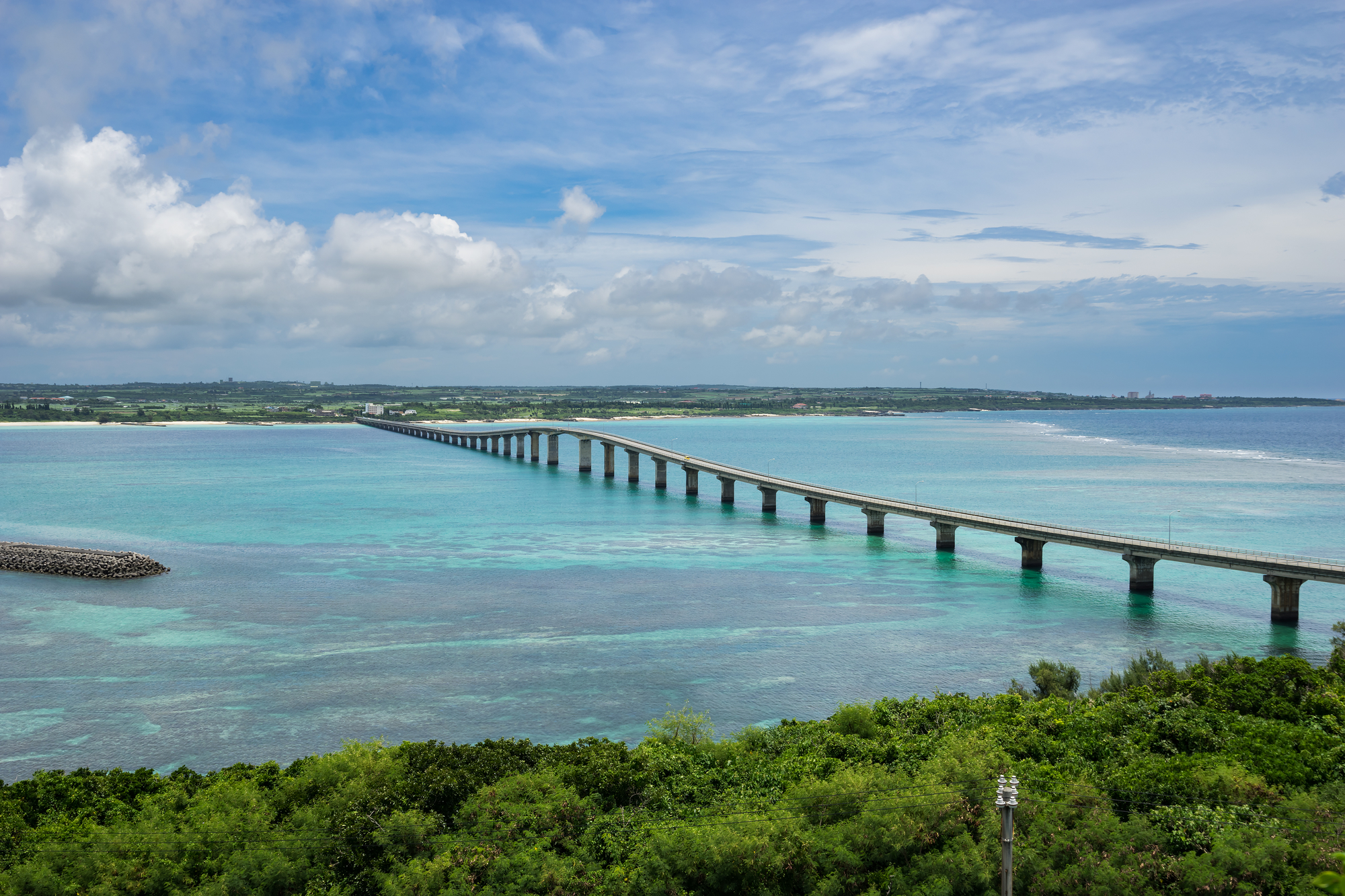 Die Kurima-Brücke auf der Insel Miyako in der Präfektur Okinawa.