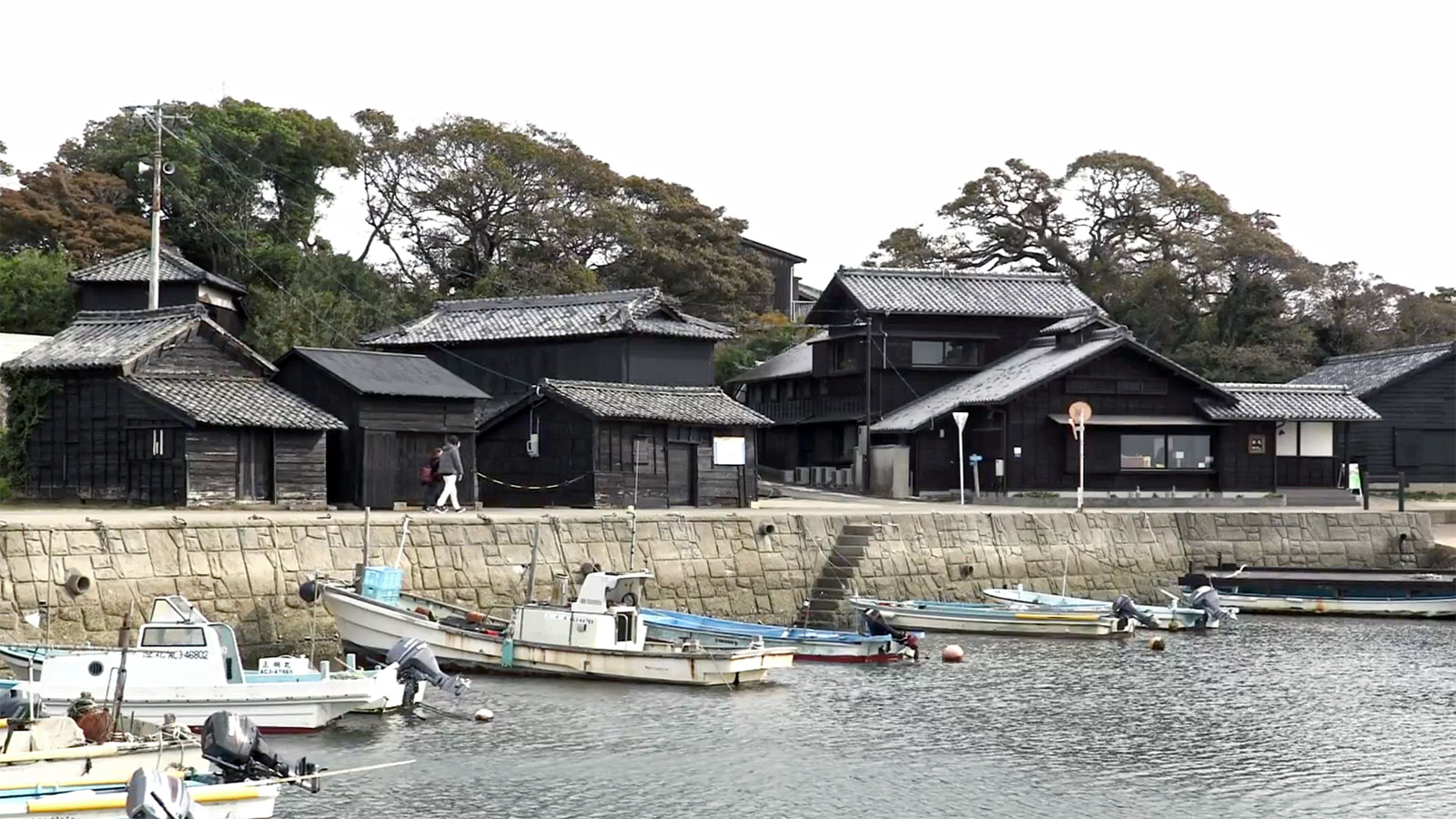 Die schwarzen Häuser von Sakushima.