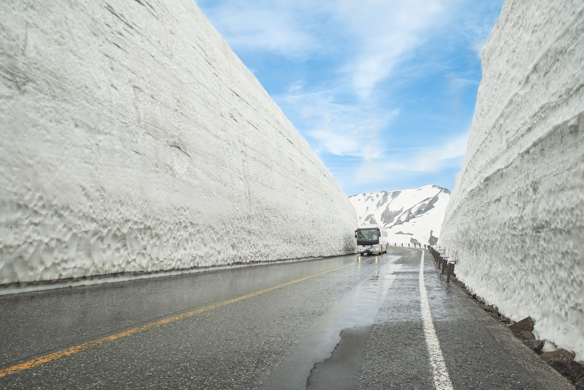 Bis zu 20 Meter hoch sind die Wände nach einem schneereichen Winter.