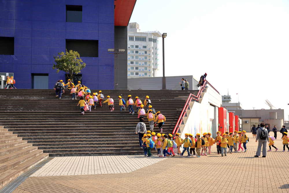 Kindergärtner besuchen das Aquarium in Osaka.