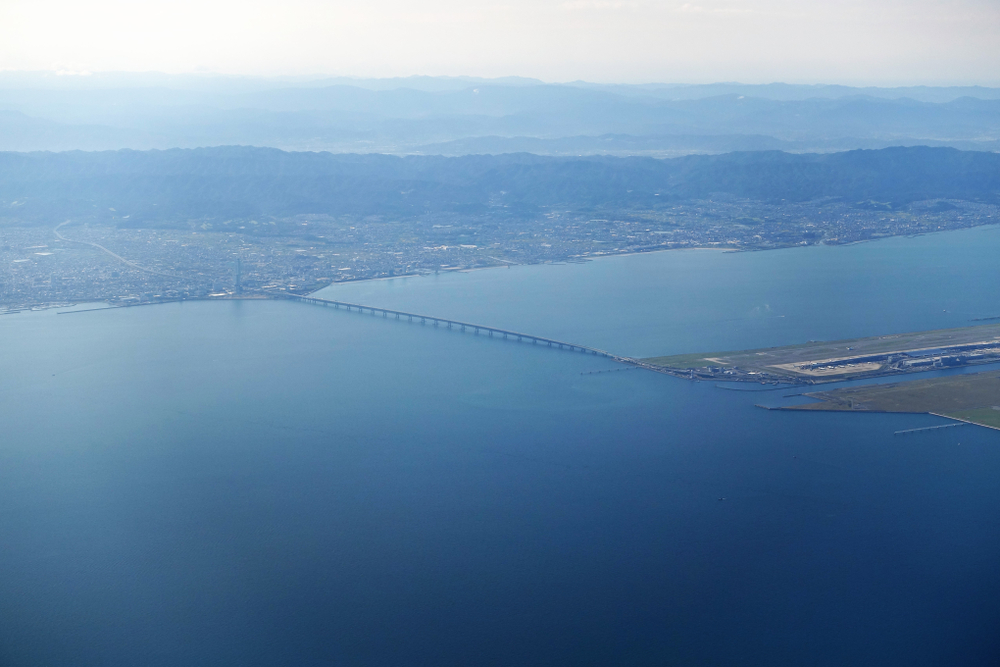 Die Brücke und der Flughafen aus der Vogelperspektive.