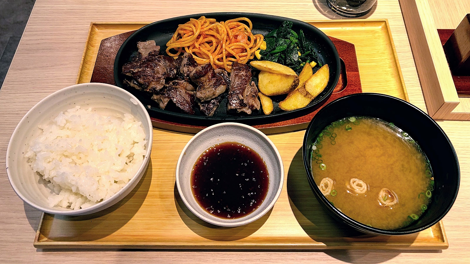 Ein bisschen von allem: Ein typisches Yayoi-Teishoku-Gericht.