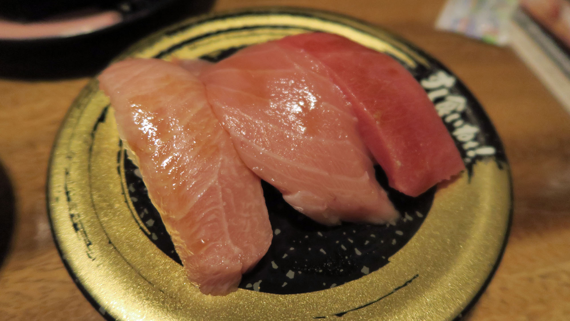 Sushi zu günstigen Preisen bleibt das Merkmal der Kaiten-Branche.