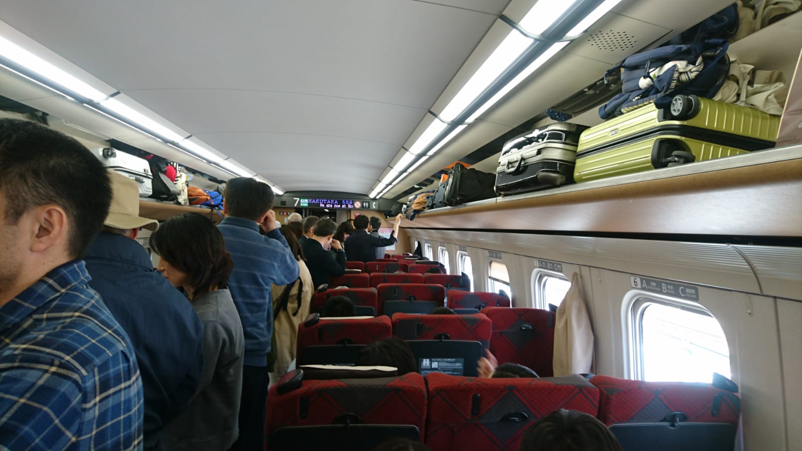 Keine freien Sitzplätze: Ein Wagen im Hokuriku-Shinkansen am 28. April 2019.