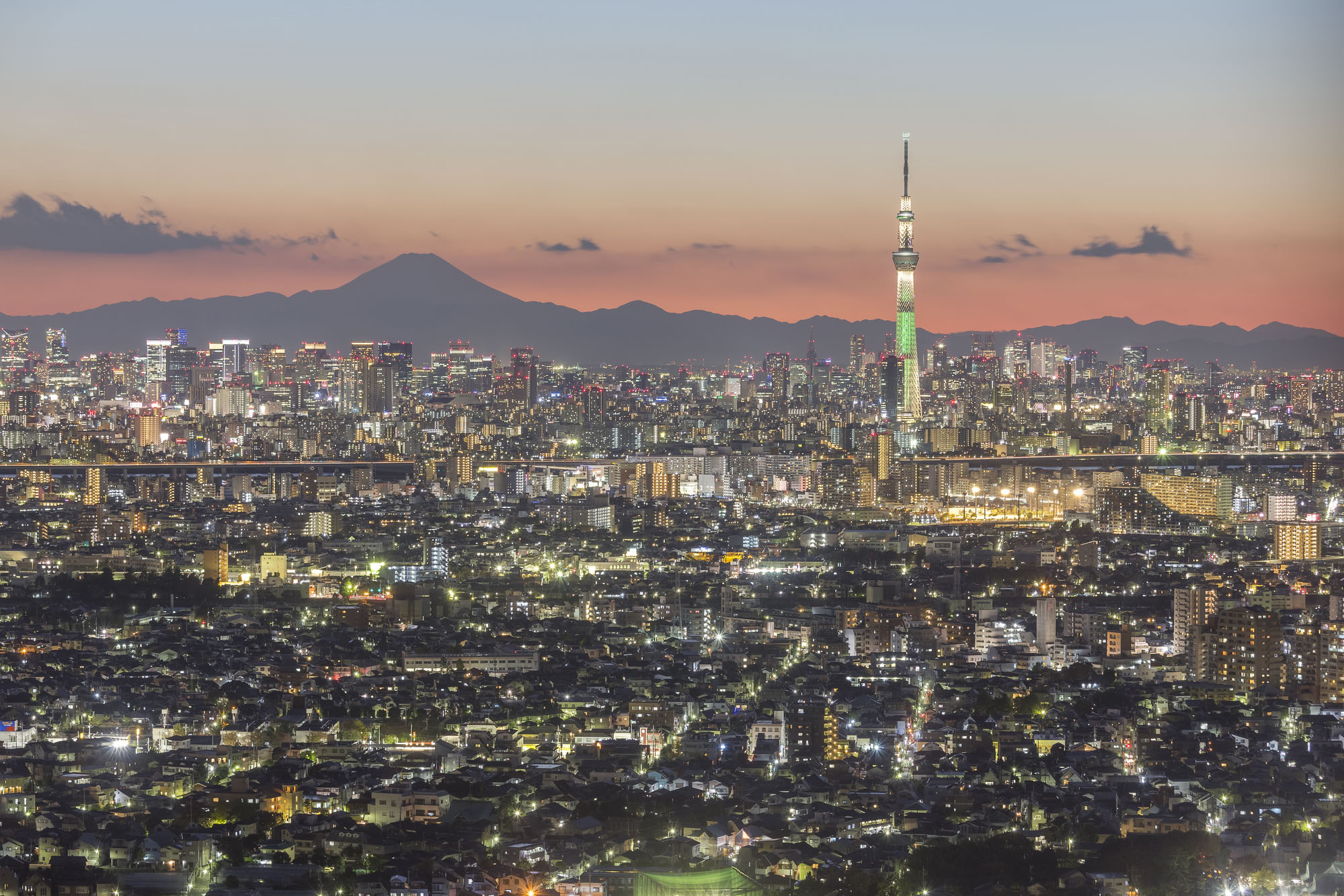 Der Skytree und der Fuji: Der 2012 eröffnete Fernsehturm ist ein Symbol der Heisei-Zeit.