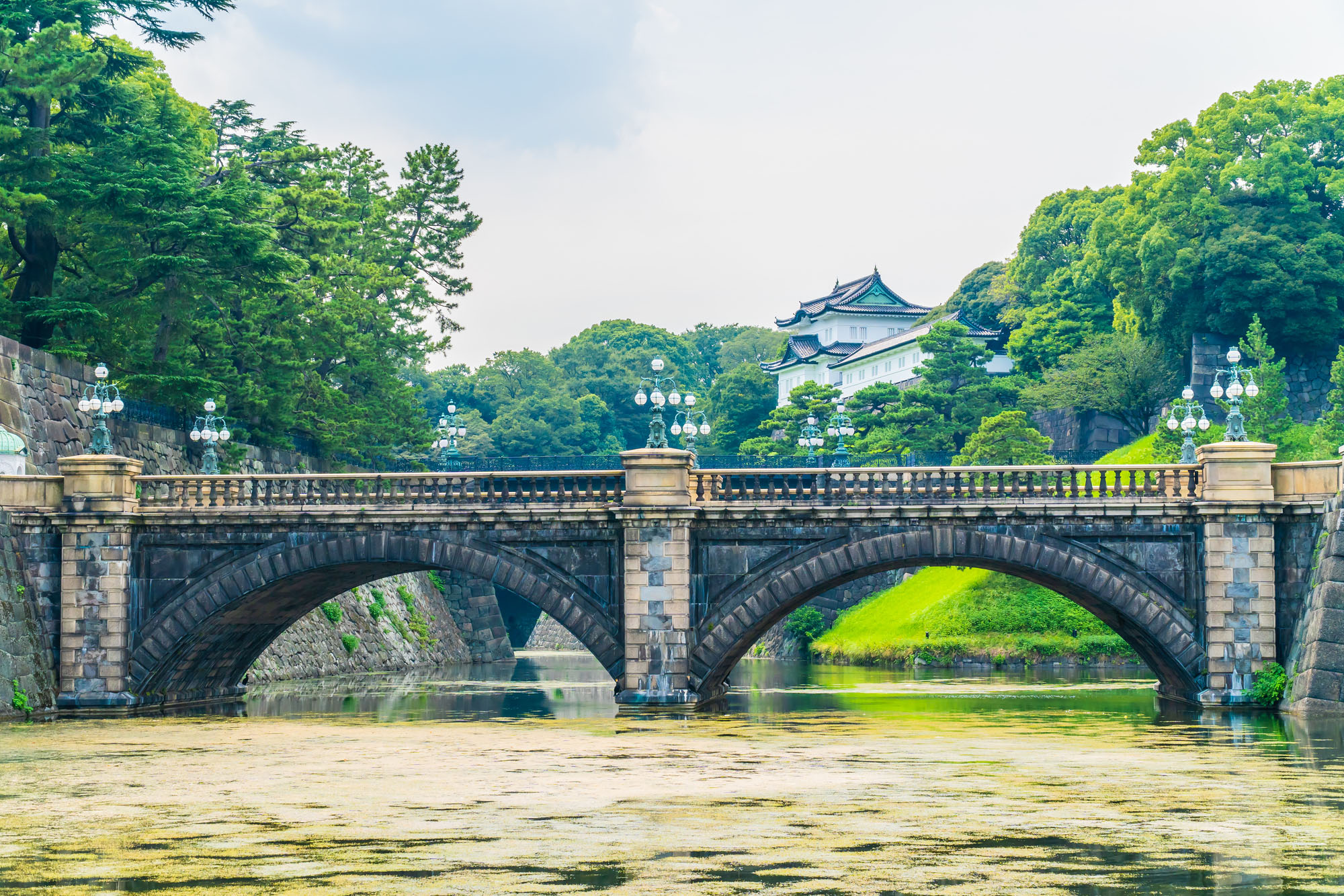 Eine der zwei Brücken, die zur kaiserlichen Palastanlage in Tokio führen.
