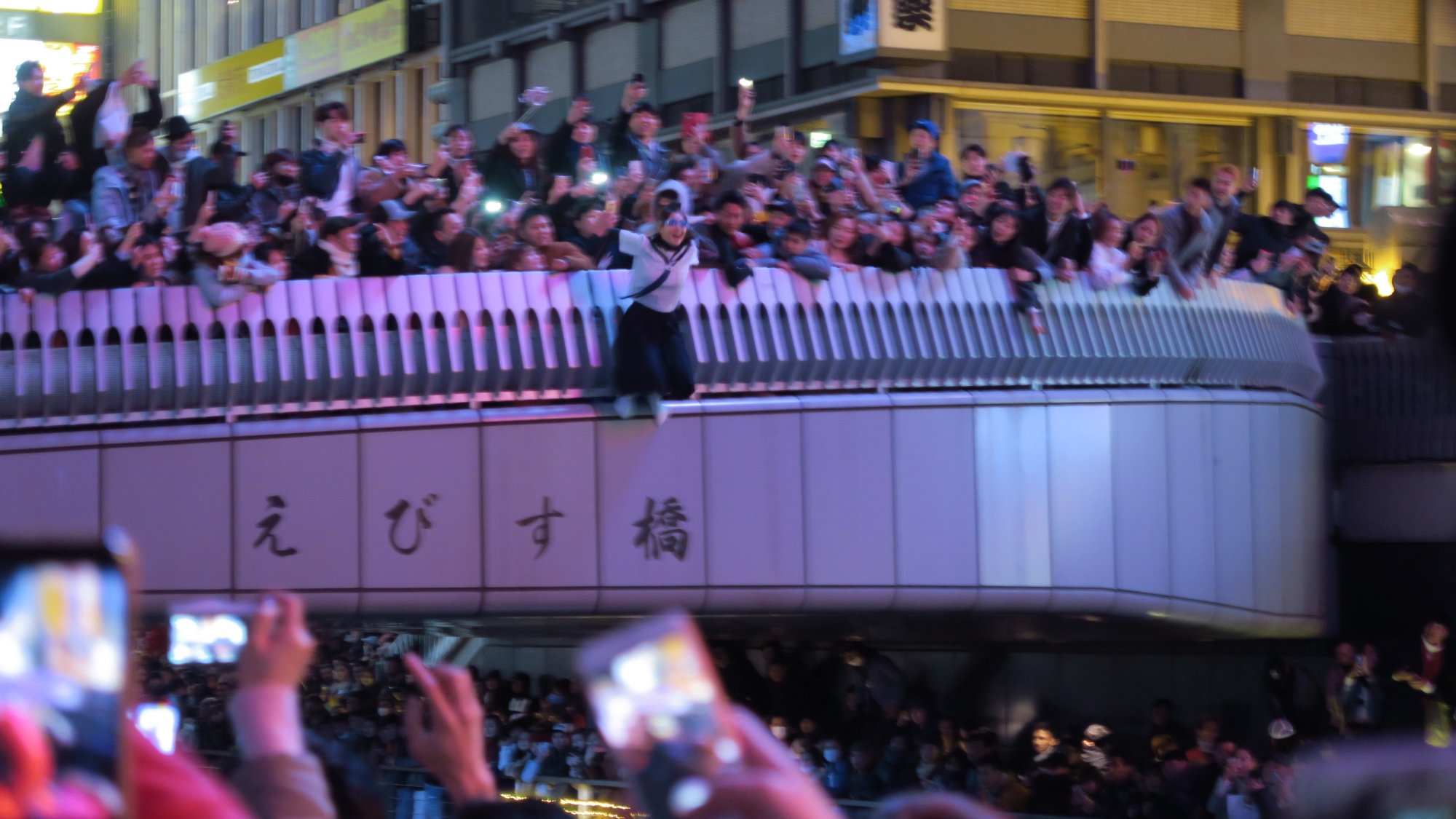 Ein Ritual in Osaka: Das Brückenspringen.