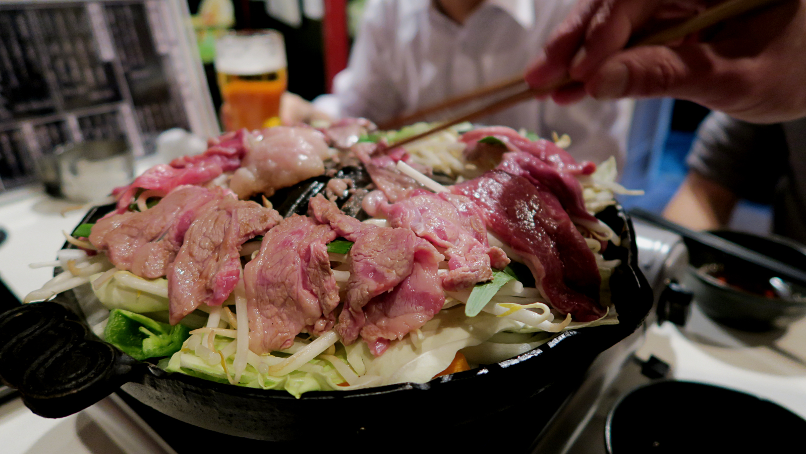 Lamm­fleisch auf einem helm­för­mi­gen Grill: Das ist Jingisukan.
