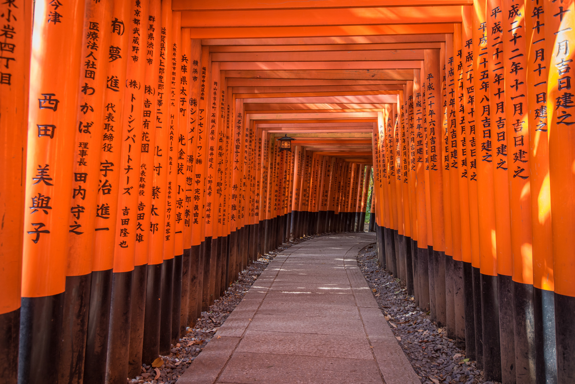 Auf den Torii im berühm­ten Fus­hi­mi-Ina­ri-Schrein in Kyo­to ste­hen die Namen der Sponsoren.