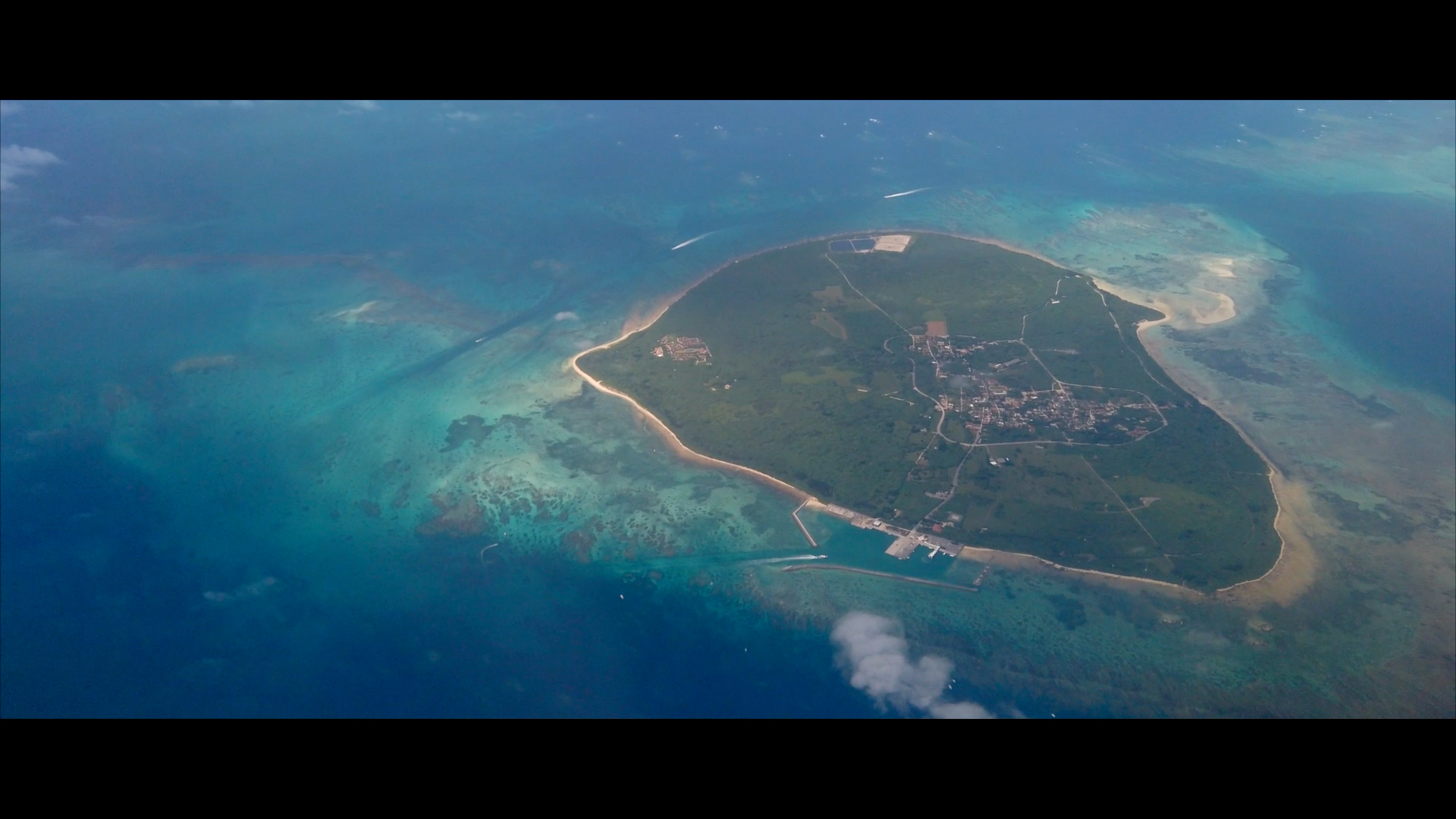 Die Insel Taketomi aus der Luftperspektive.