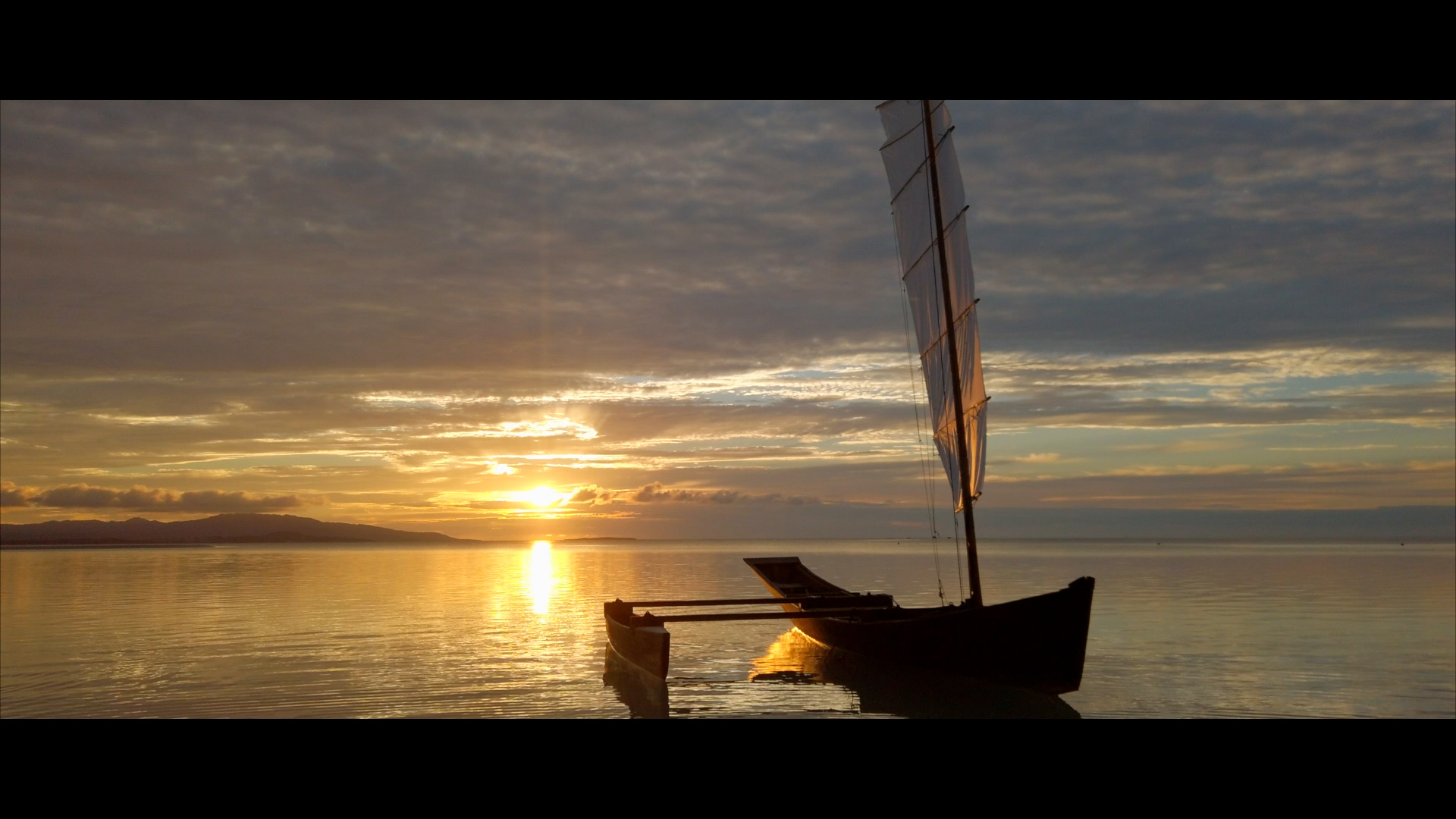 Der Sonnenuntergang und ein Sabani-Boot.
