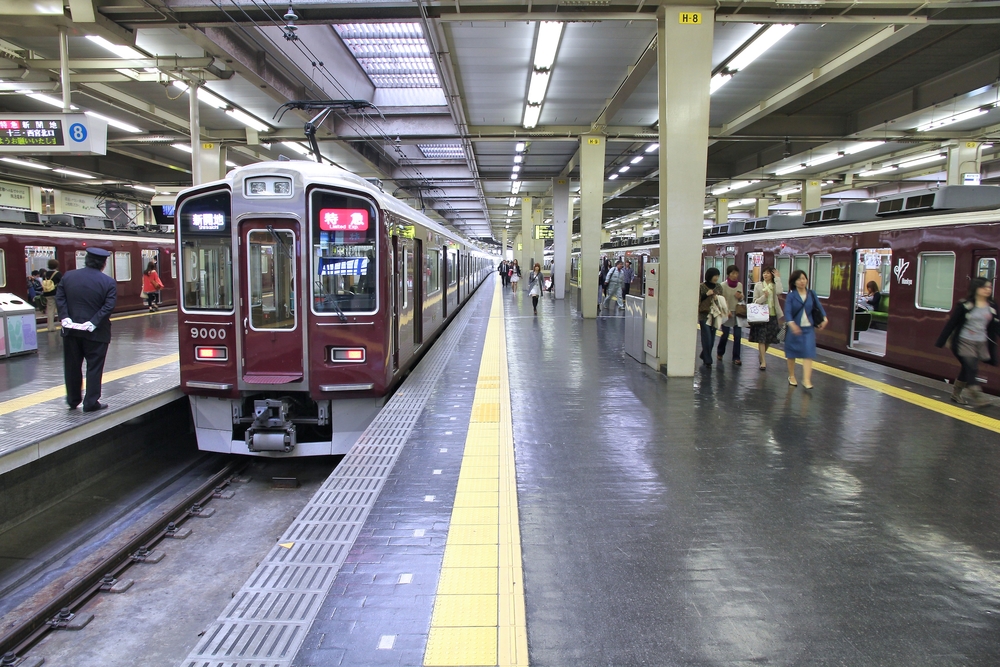 Die Züge von Hankyū im Bahnhof Osaka-Umeda.