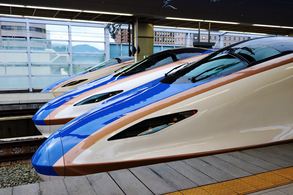 Drei Hokuriku-Shinkansen des Typs E7 im Bahnhof Nagano.