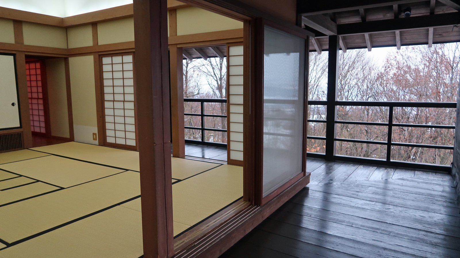 Es handelt sich um ein Haus mit traditionellen japanischen Stilelementen.