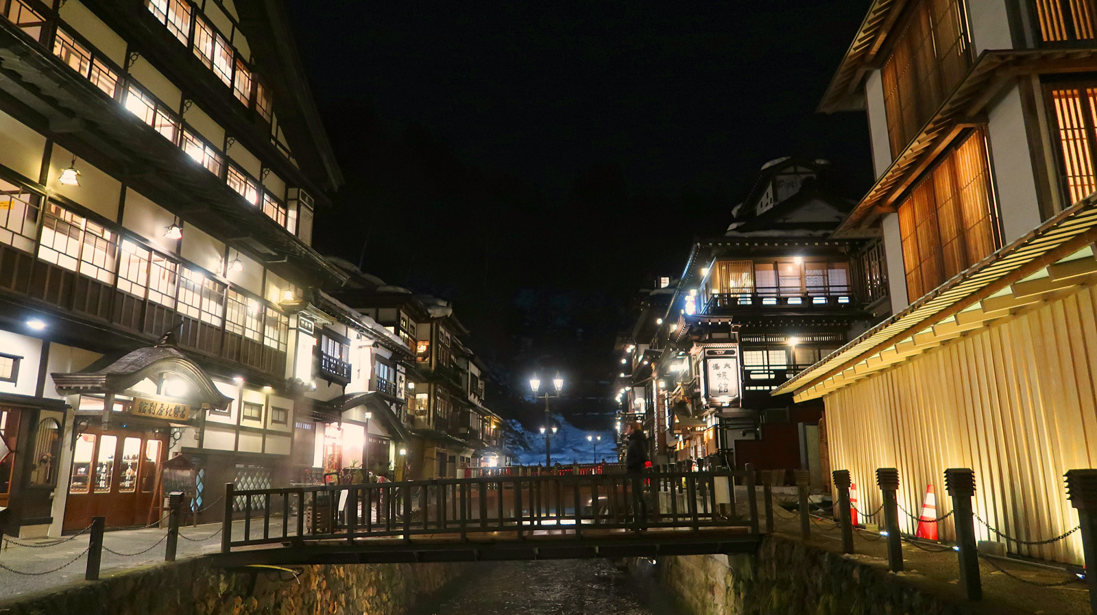 Ginzan-Onsen in der Nacht.