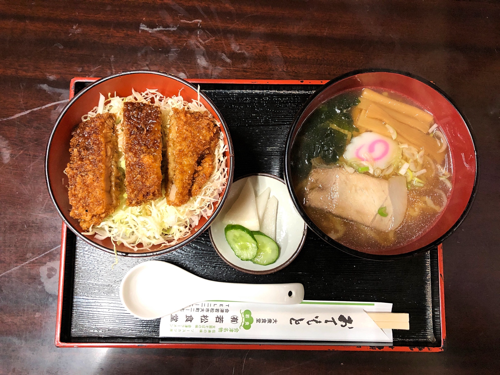 Sauce-Katsudon und Ramen im Wakamatsu-Shokudō.