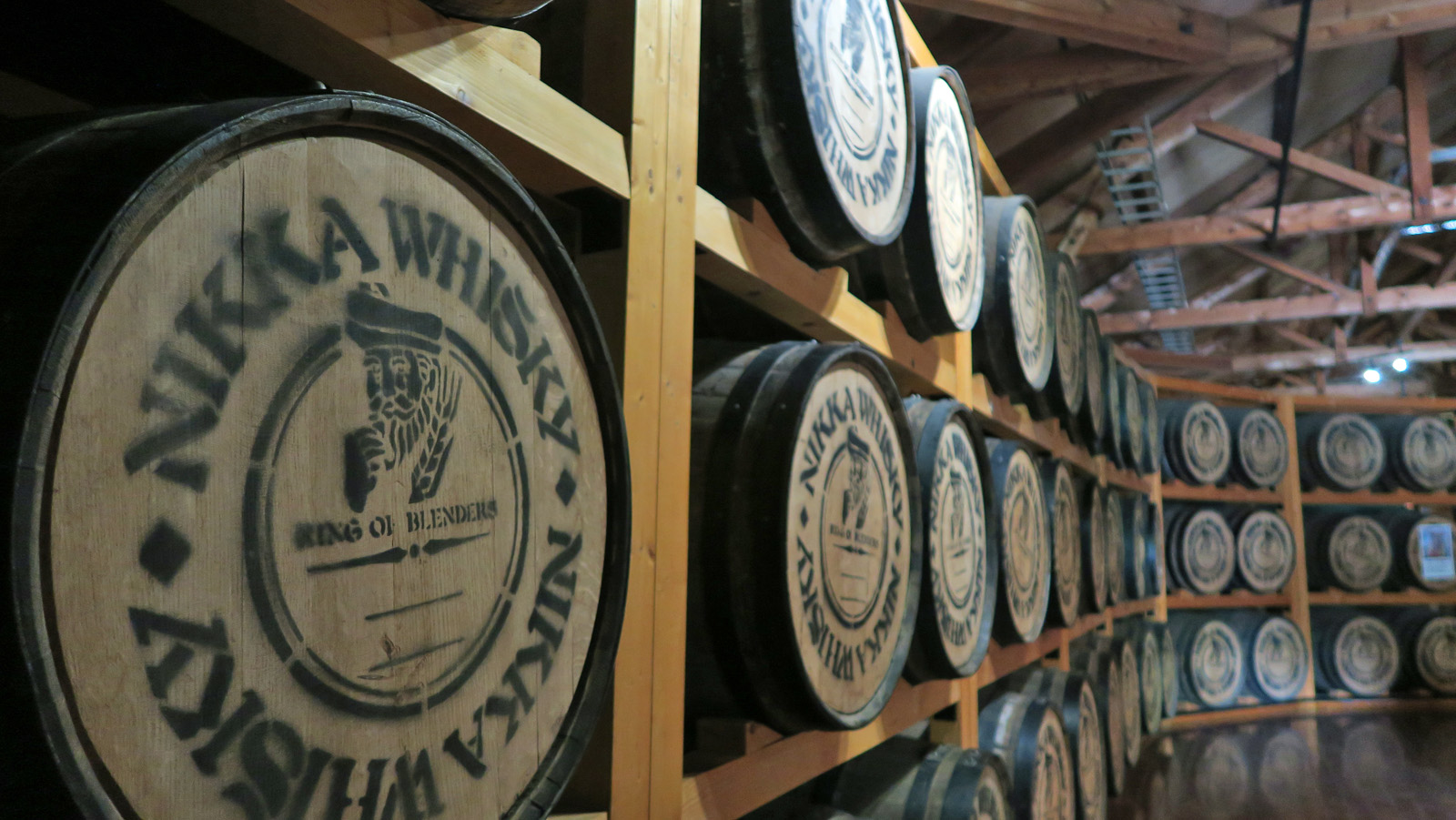 Die Lagerhäuser, in denen der Whisky in zahlreichen Fässern reift, werden wegen der hohen Nachfrage ausgebaut.
