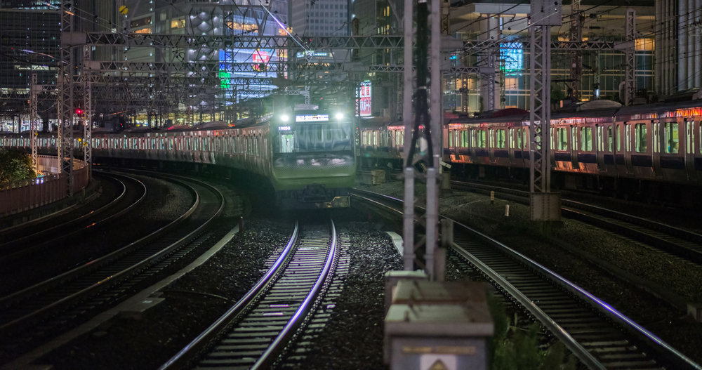 Die Yamanote-Linie in der Nacht.