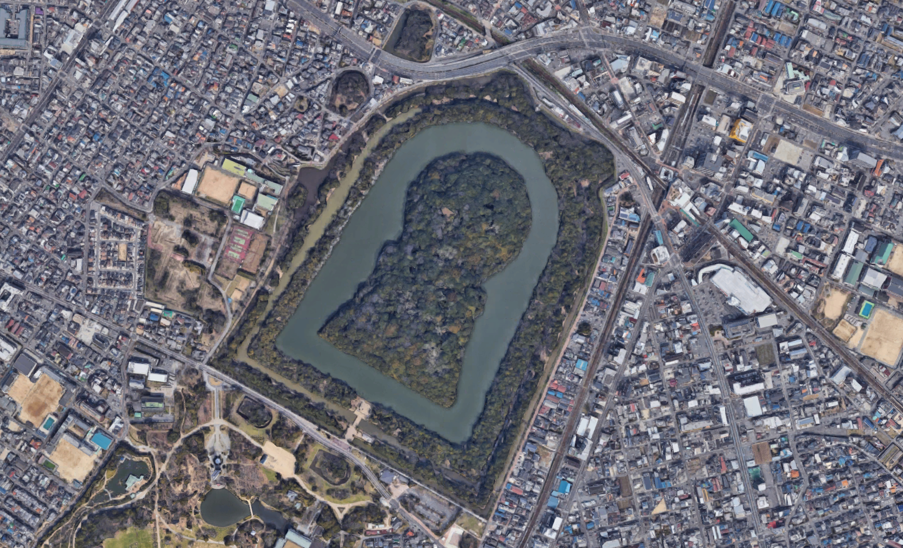 Die Form eines Schlüs­sel­lochs: Der Grab­hü­gel Dai­sen-Kofun in der Stadt Sakai bei Osaka.