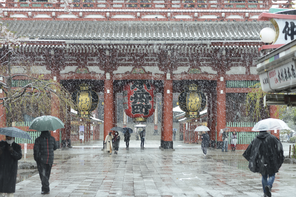 Der Schnee trug auch zur Ruhe bei. Beim Sensō-ji in Asakusa, Tokio, am 29. März 2020.