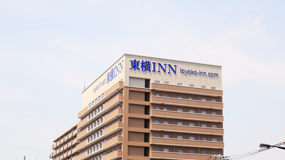 Uniforme Bauweise: Die Toyoko-Inn-Hotels sind jeweils von weit sichtbar.