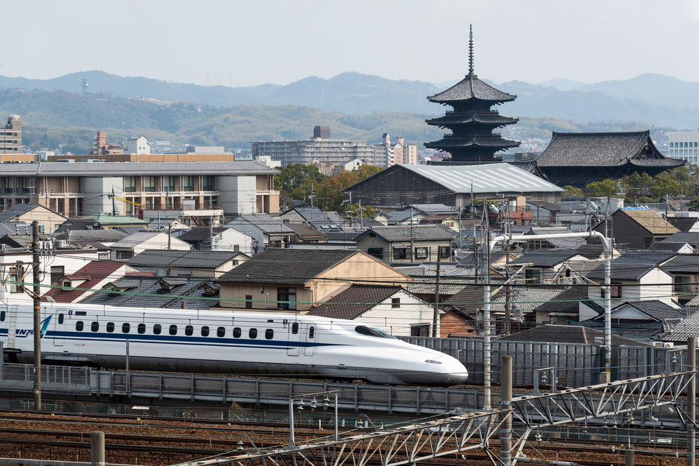 Der Shinkansen bei Kyoto.