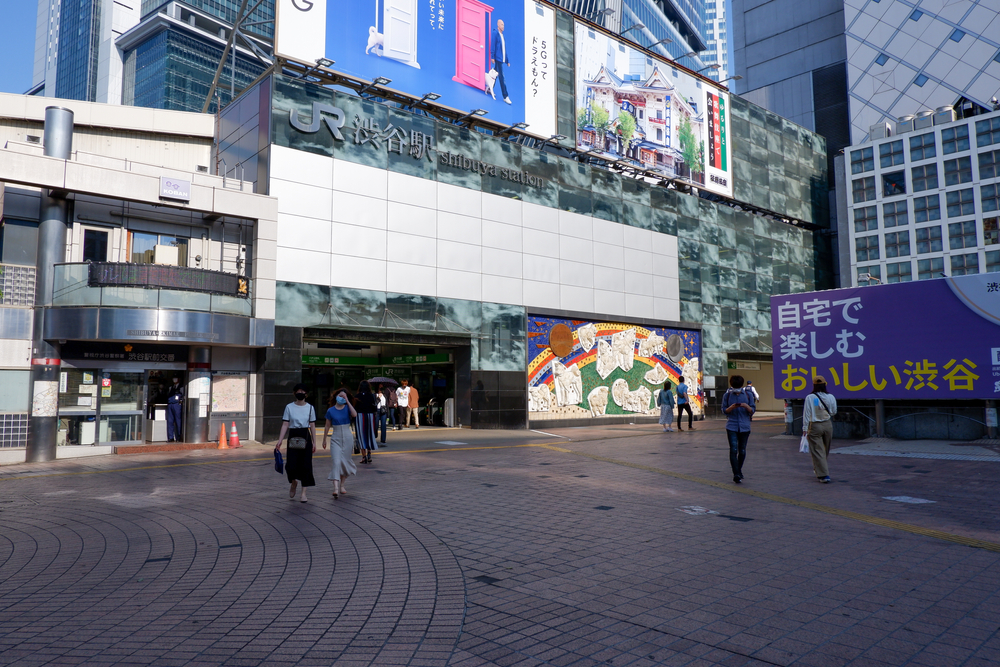Die leere Werbefläche vor dem Bahnhof Shibuya am 2. Mai 2020.