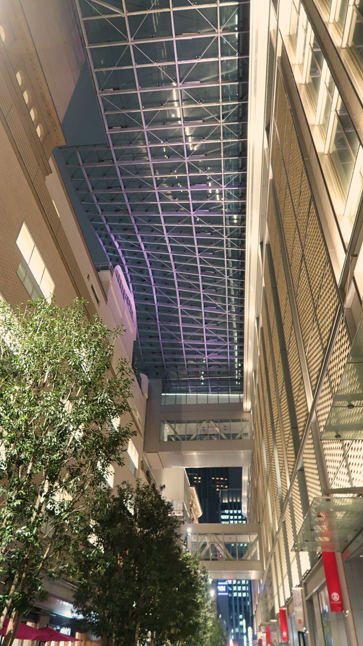 Ein Glasdach und darunter eine Fussgängerpassage verbindet die beiden Gebäude.
