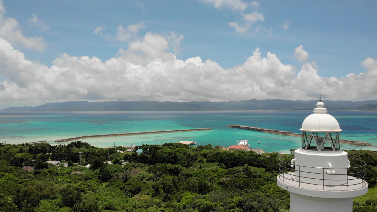 Die Sicht auf Iriomote von der vorgelagerten Insel Hatoma.