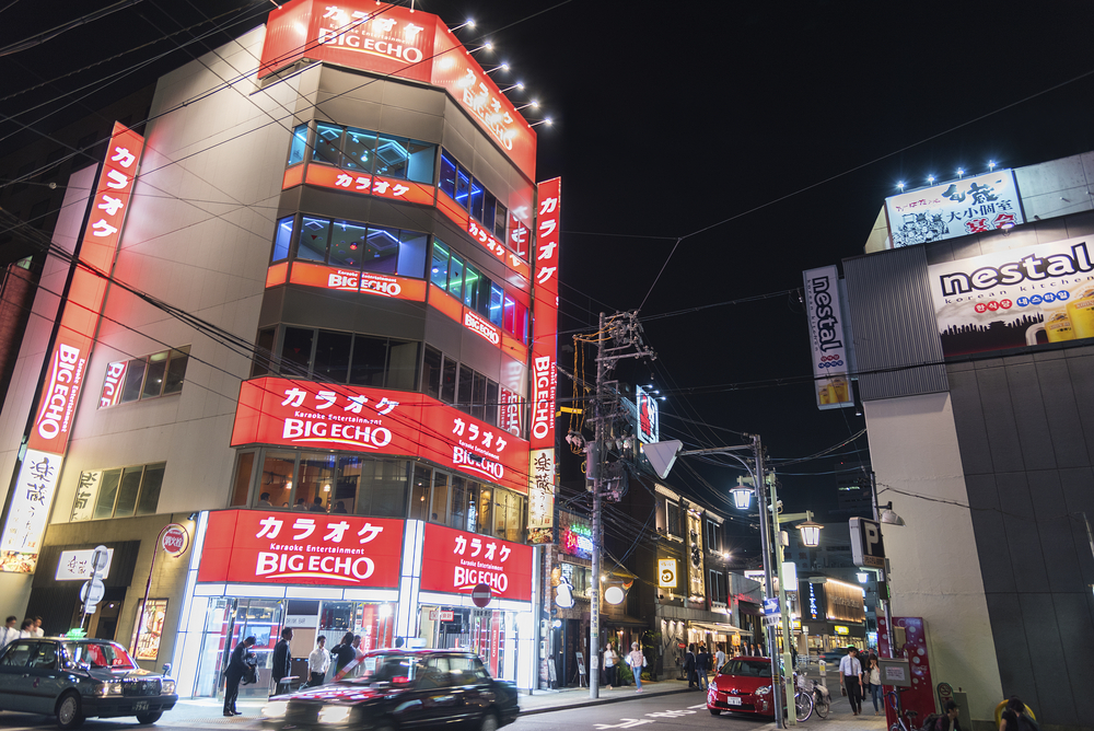Unübersehbar: Die Karaoke-Läden in Japan.